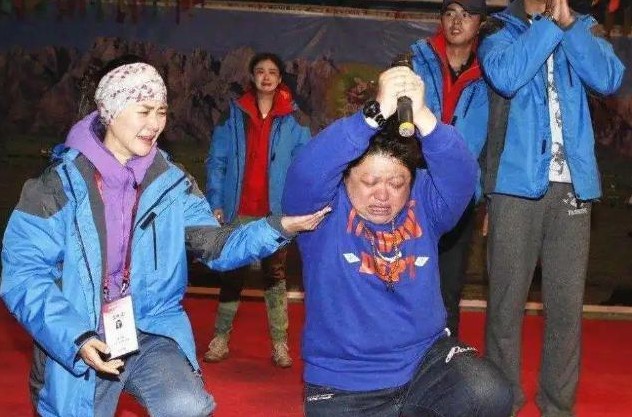韩红，作为一位广受敬仰的公益人物，在2020年的疫情期间突遭微博大V“司马3忌”