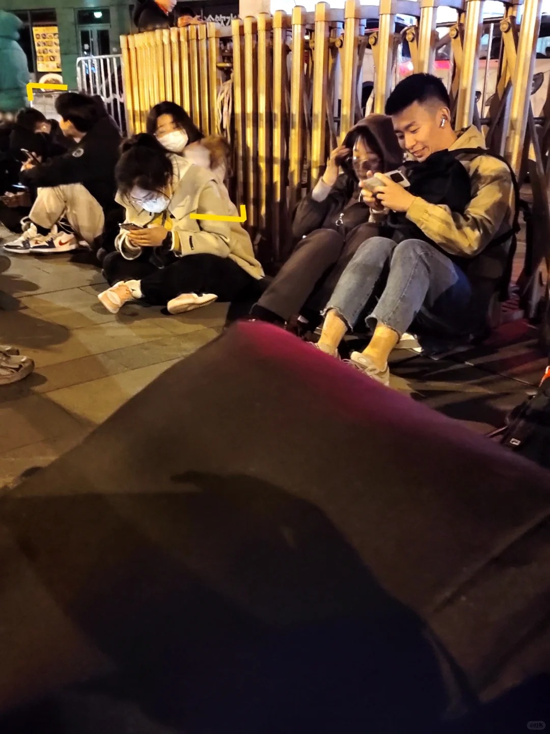 凌晨1点的天安门底下通道口
晚上11点来的，7号安检口对面的底下通道口已经有人在