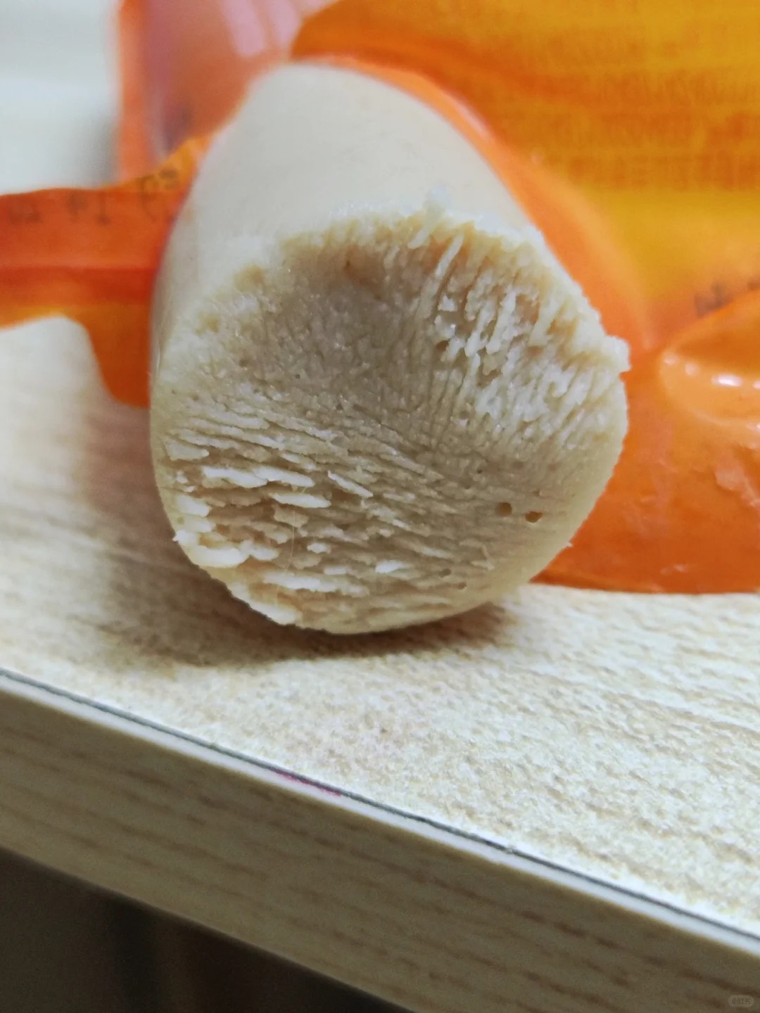 突然想到一个问题
我家猫猫不知道是牙口不好还是不太爱用牙齿，他今天吃这个火腿肠，