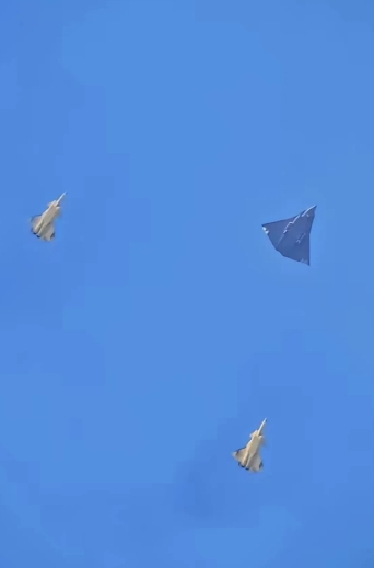 今天下午全网都沸腾了，因为有网友在成都的上空拍到了新飞机造型独特，飞机外形相当梦