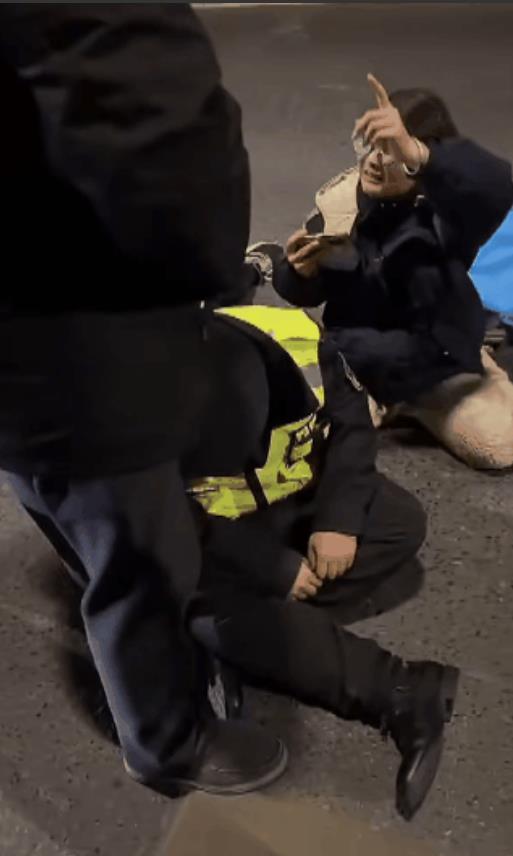 跳桥渣土车司机的家属赶到现场，活生生的一个人躺在地上，盖上了蓝单子，他们肯定非常