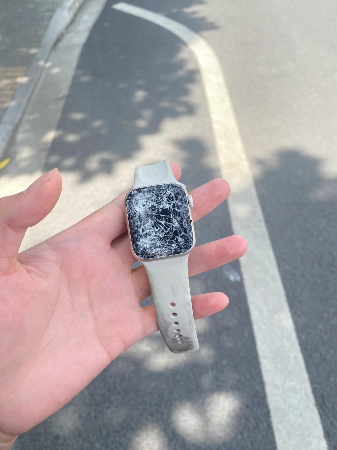 刚戴半年的苹果手表被校内同学碾碎了
事情经过是这样的，5月13号中午12点38分