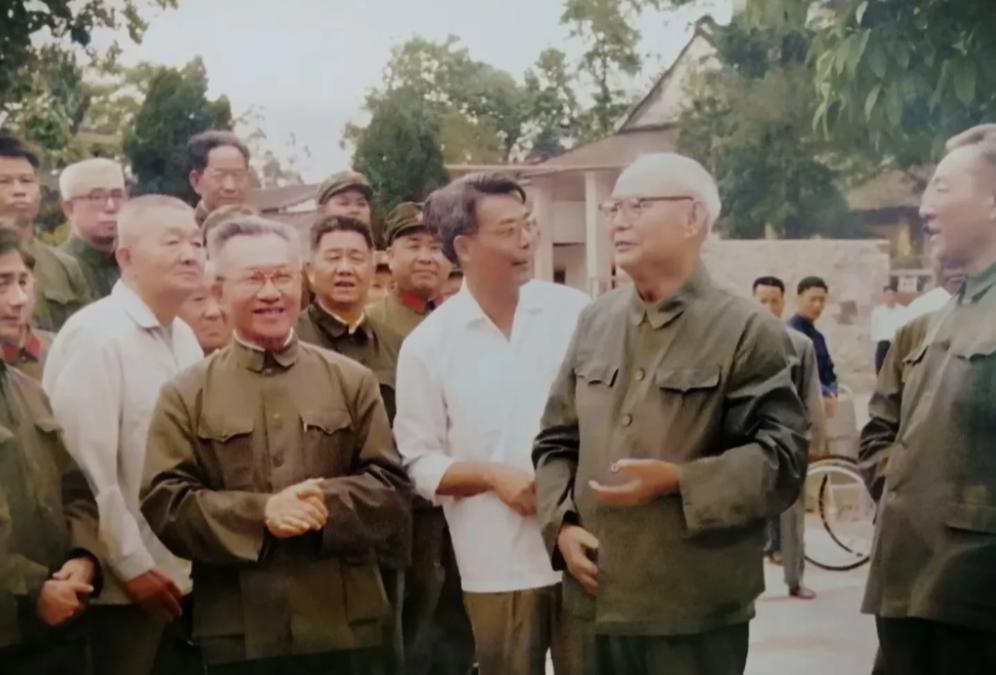 1980年，83岁的叶剑英元帅返回了老家广东梅县。在他祭祖扫墓时，发现母亲的坟茔