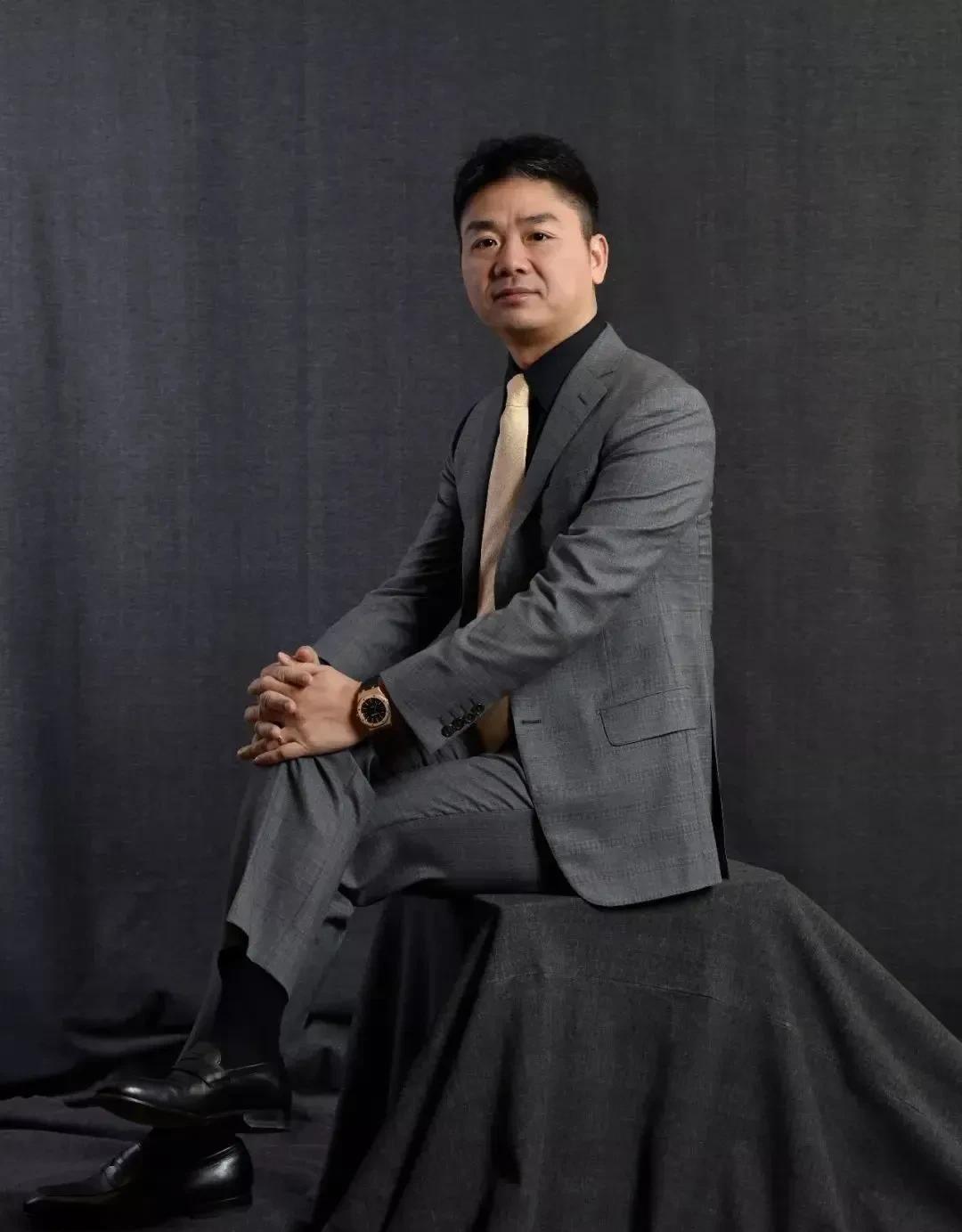 主持人问刘强东:“你妈妈平时有什么爱好吗？”刘强东说:“我妈妈有一个爱好是跟别人