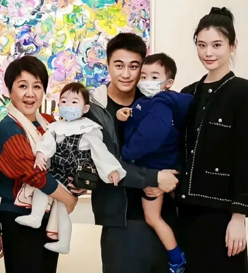 奚梦瑶的两个孩子分别是

1.大儿子：何广燊，今年5岁，父亲是何猷君，出生于20