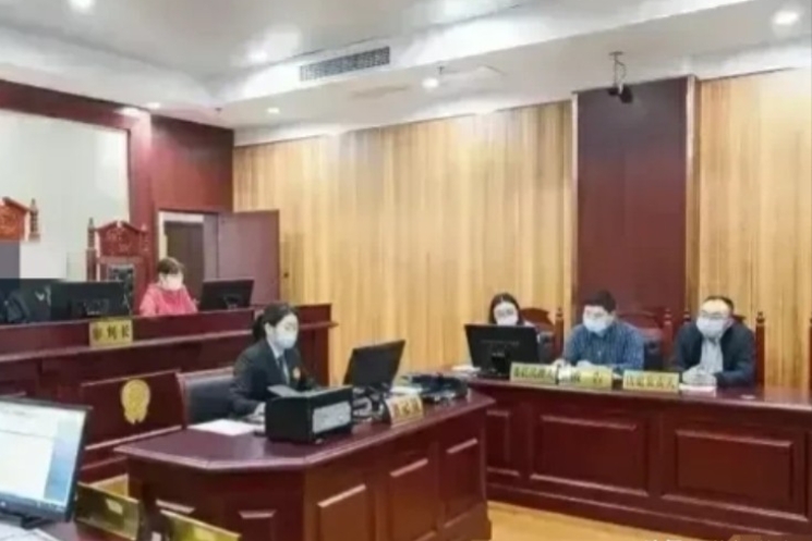 贵州，赵悦刚刚买了一部崭新的手机，满心欢喜地准备开始她的数字生活新篇章。然而，似