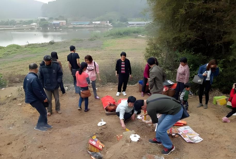男子祭祖发现祖坟被毁 告上法庭

                       