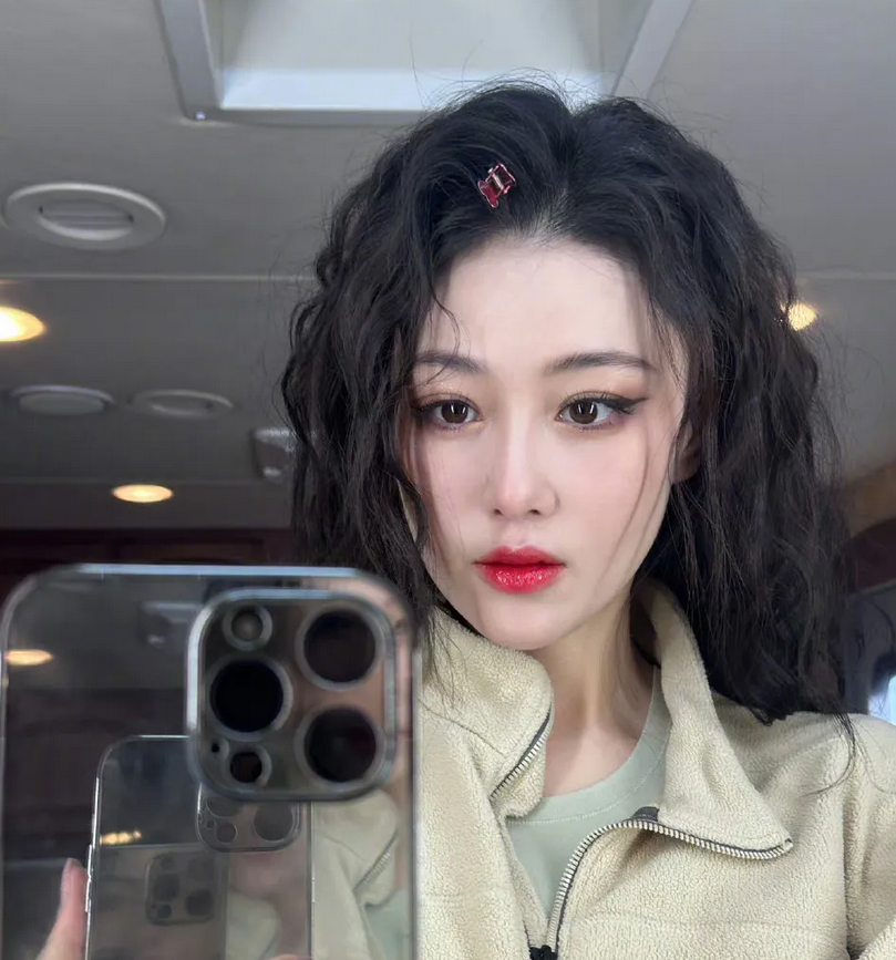 今天娱乐圈最自信的人就是张馨予了！
 
3月19日，张馨予突然发文，晒出一张最新