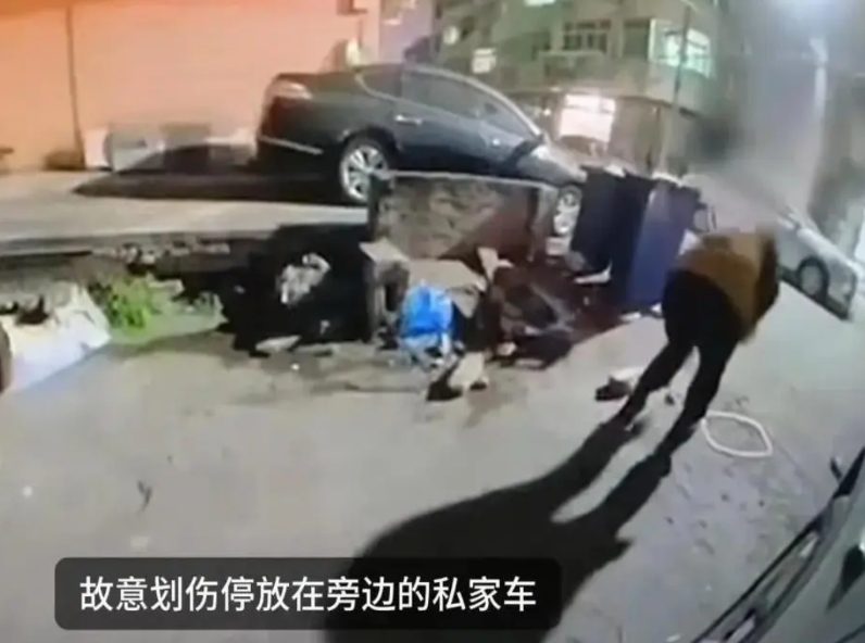 “心是真的坏”，1月12日，浙江一男子发现自己的车被划了，气不打一处来。他打开车