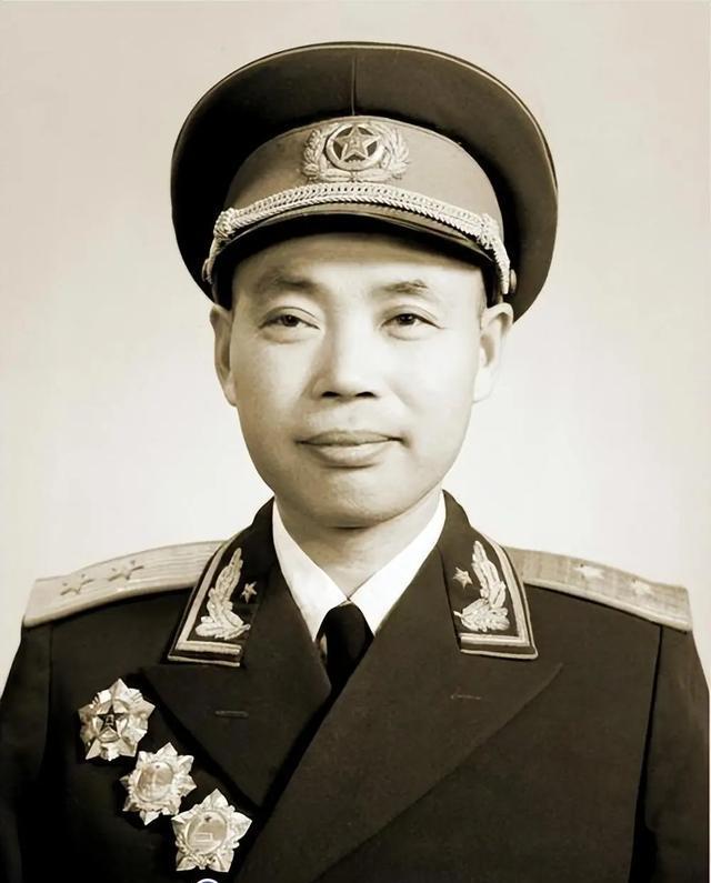 鲍先志中将，回乡探亲惊闻妻儿被卖，怒斥族长