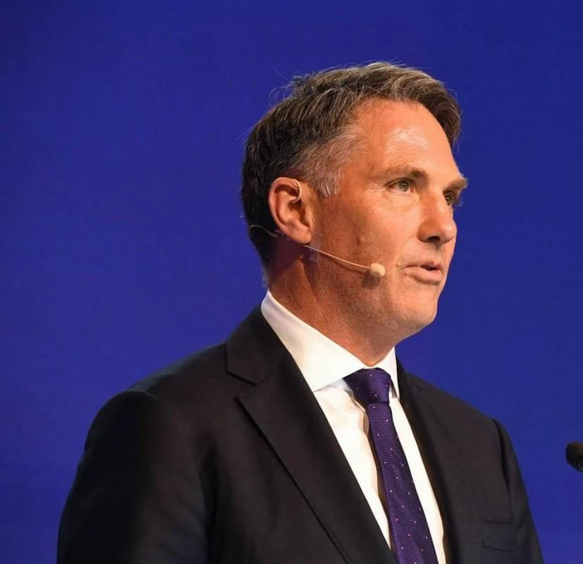 跑来黄海撒野挑衅，澳大利亚军机差点被中国歼-10战机照明弹击中？外媒疯狂炒作称，