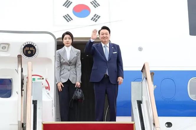 韩国当年全小将以“内乱帮助罪”的莫须有罪名发动双十二政变，逮捕了参谋总长郑升和等