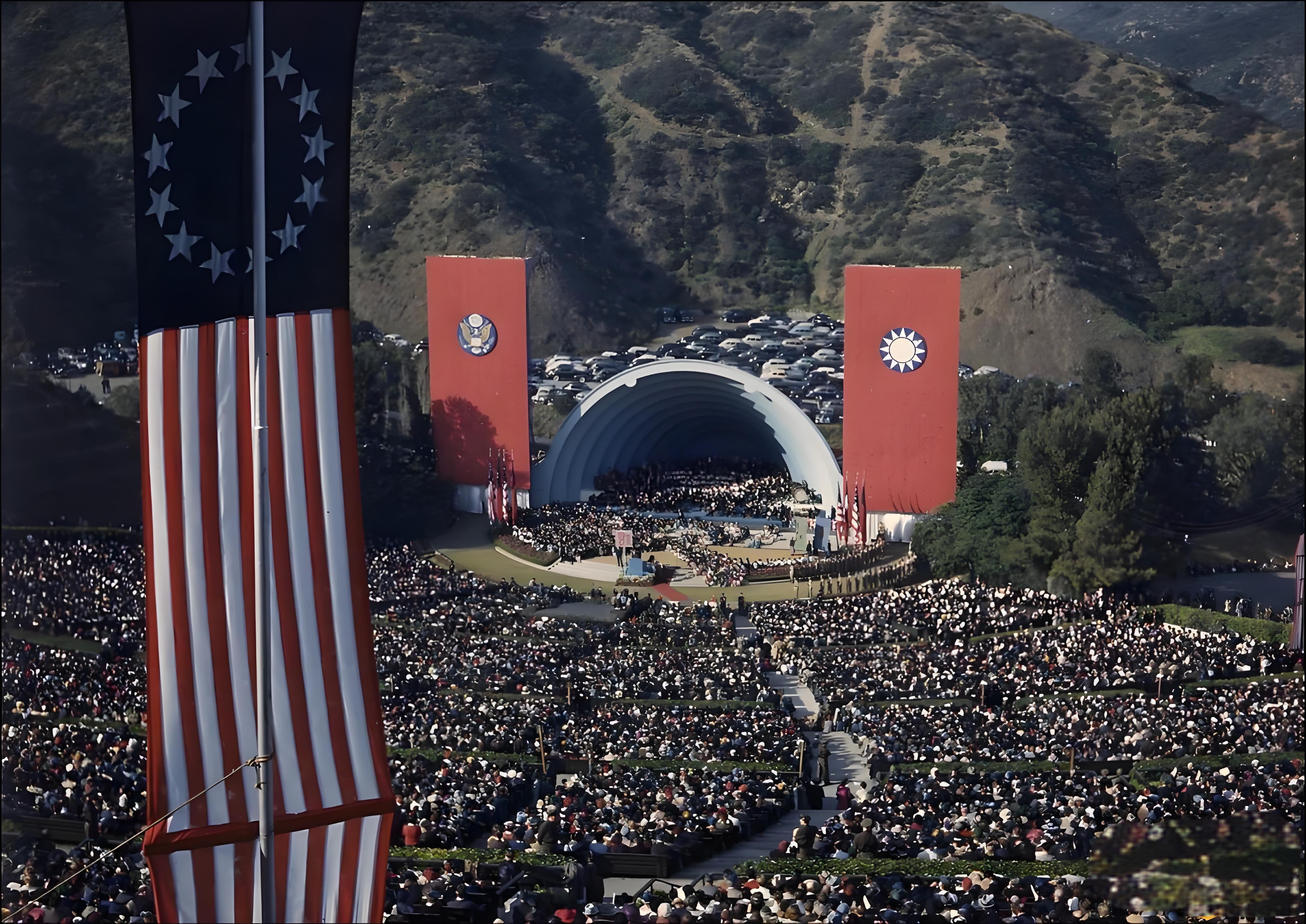 1943年5月，美国加州，宋美龄正在演讲的露天广场彩色全景。