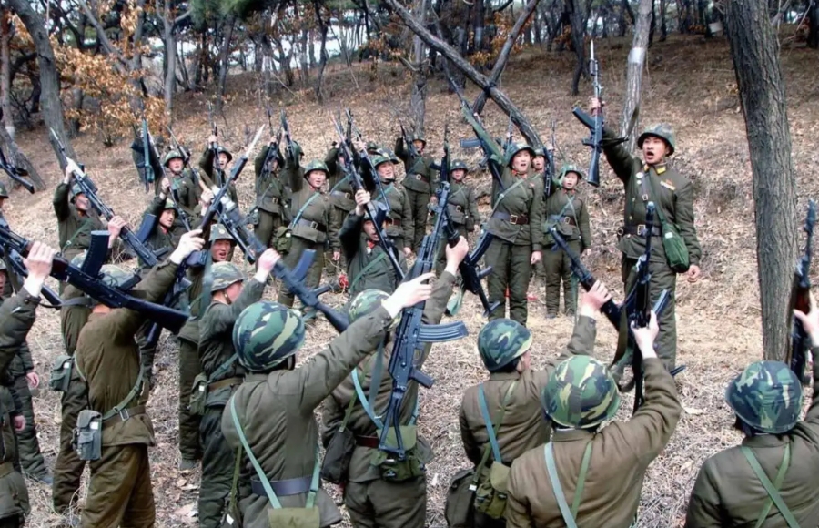 乌军在一名被击毙的朝鲜士兵身上发现了一张纸条，纸条上写着：
“被俘是对战友、家人