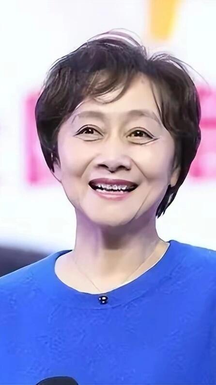 黄梅莹演艺界的常青树，家庭事业的完美典范