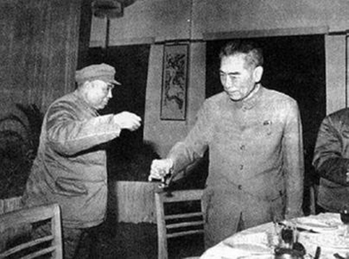 周总理去找许世友，许世友正在睡觉，周总理转身离开