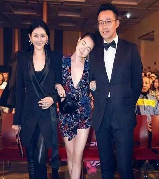 小S和大S的育儿观终于闹翻天！

小S带女儿去大S家时，汪小菲黑着脸低头刷手机，