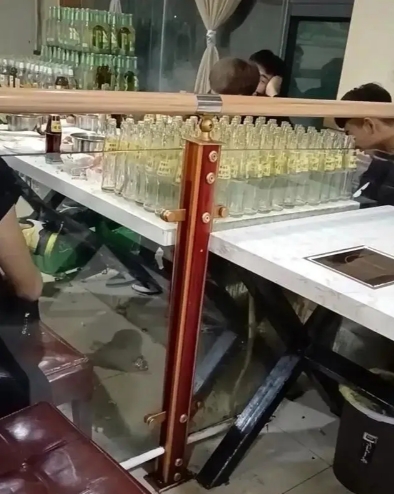 陕西西安，6个大老爷们去吃自助餐时，觉得酸梅汤的味道不错，也为了吃回本，便一口气