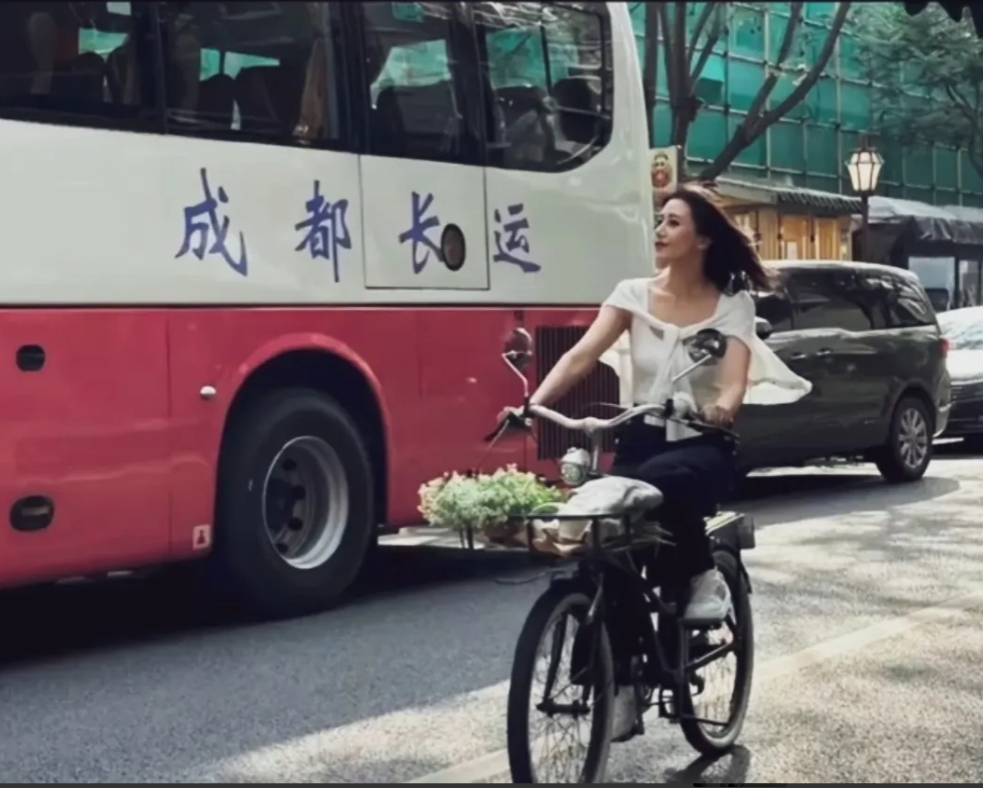 45岁高圆圆在成都骑这自行车，如风一样的女子 ，如少女般美丽。赵又廷真是有福了！