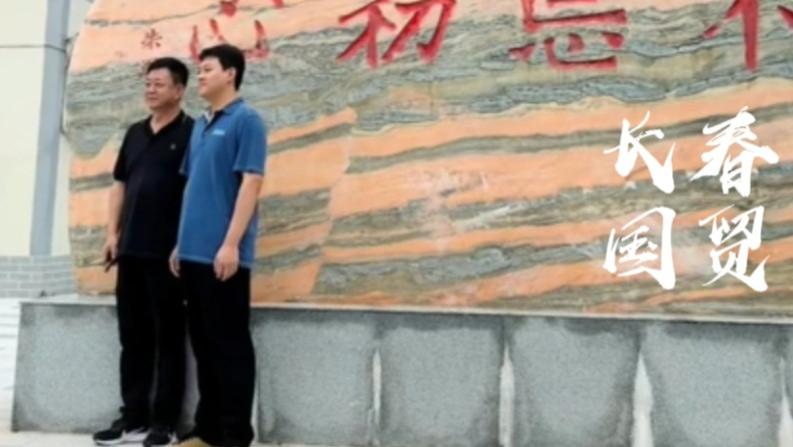 朱军带妻儿回老家探亲，一家三口同框，22岁儿子魁梧健硕