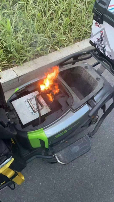 真是倒了八辈子血霉了，电动车突然就着火了，实在太吓人了