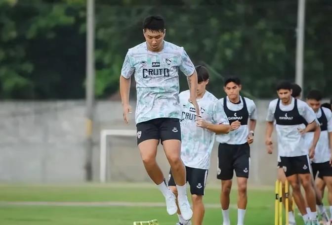 无球可踢了！10场0球0助攻，郭田雨遭弃用，已连续3场无缘名单。
昨晚泰超联赛第