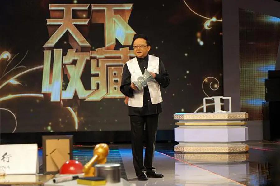 那年，一小伙拿着价值3000万的瓷器上节目鉴定，不料，主持人王刚不小心手滑锤子砸
