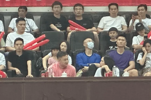 今晚的CBA季后赛12进8的两场比赛都有大牌人物现场看球。

北京和上海的京沪战