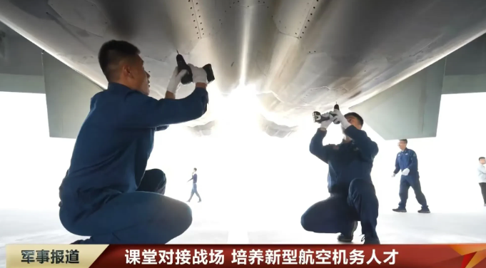 同样是打螺丝，这两位兄弟才是天花板——给歼-20打螺丝。你还别说，一般战斗机都是