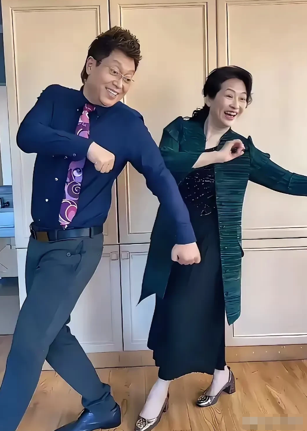 王为念，为什么深受观众喜爱，因为喜欢他的大方，大气得体，他与王芳合作的节目雅俗共