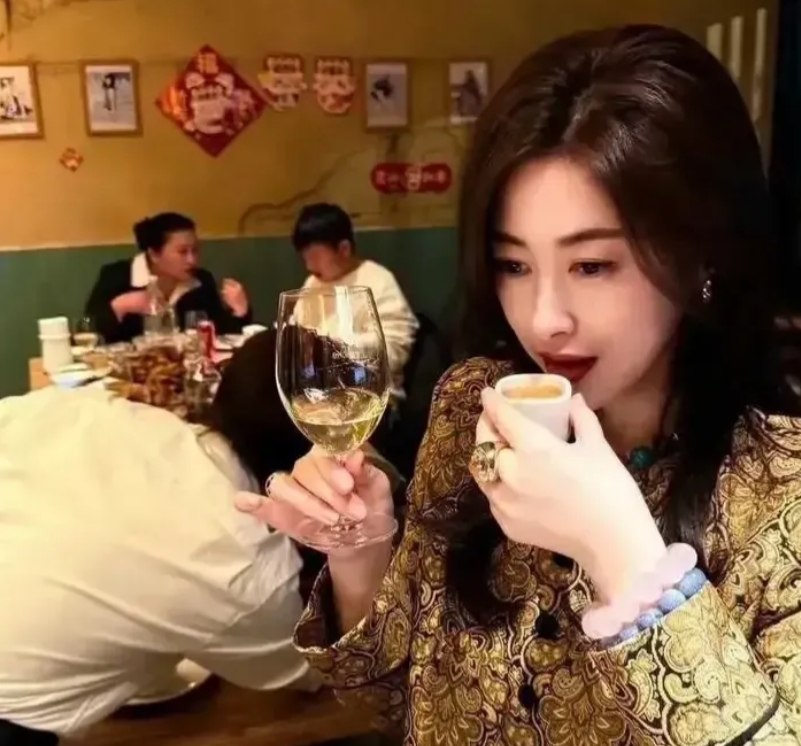 朱珠活成“人生赢家”模板！艺术名画配女儿玩具，豪门婚姻的烟火气太真实！
朱珠真的