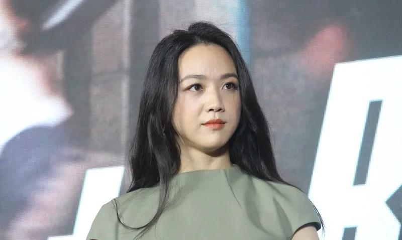 娱乐圈里曝出来这种长相清纯的95小花拜高踩低的事，其实也不奇怪。在这个圈子里，资