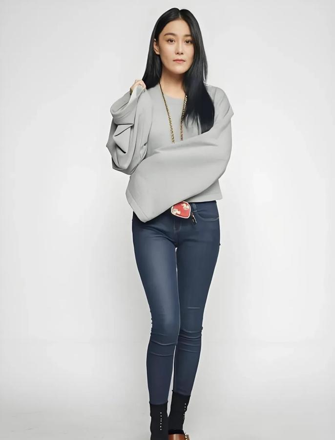 张馨予，169cm，这身材管理得也太好了，吃瓜群众表示羡慕！

穿白裙子，清纯可