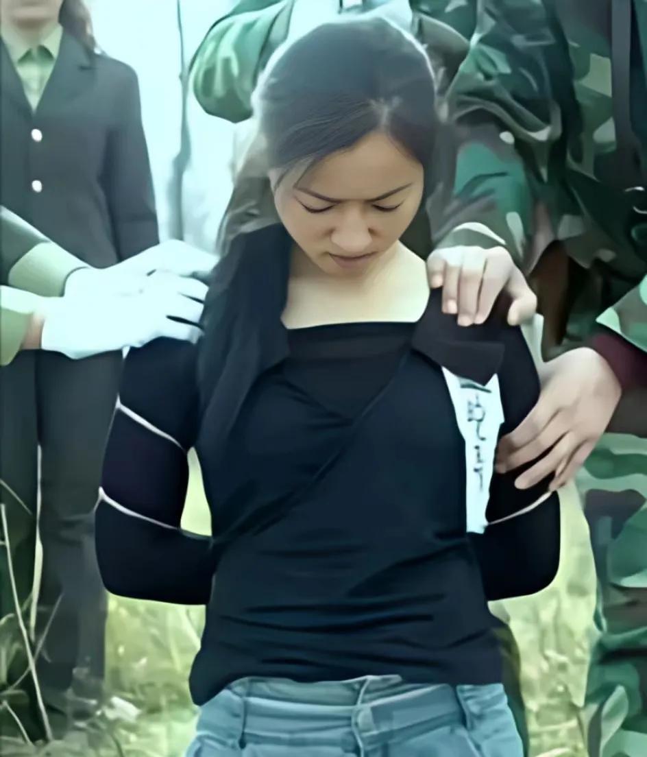 1994年，26岁漂亮女子，被押往刑场执行枪决。当听到点名后，她控制不住，尿液浸