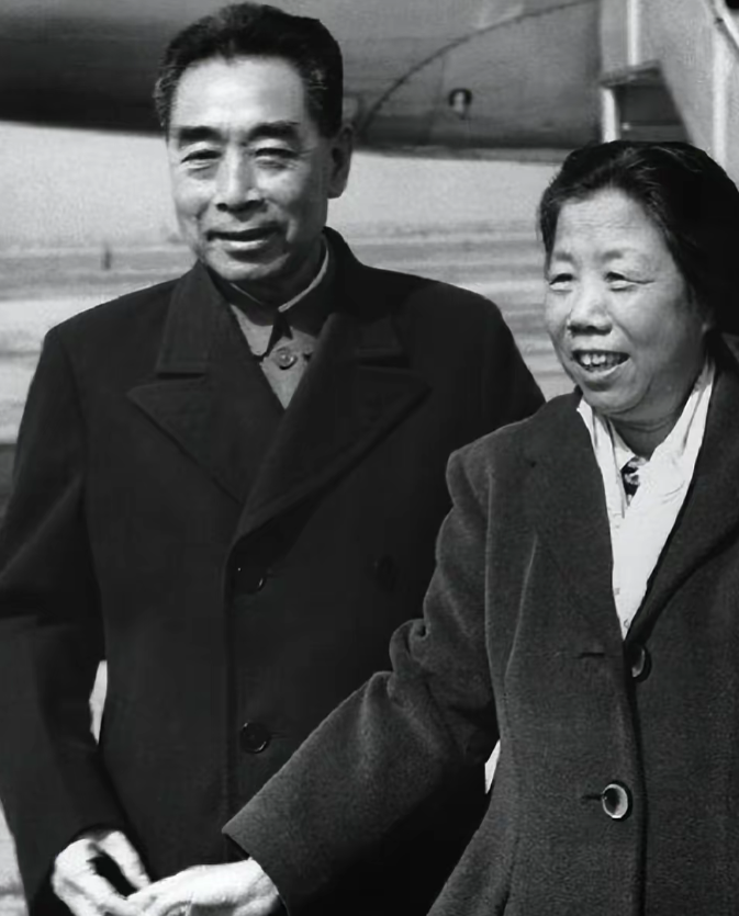 邓颖超死后，换寿衣前，秘书赵炜和工作人员竟一针一线地对破旧的寿衣进行缝补？这一反