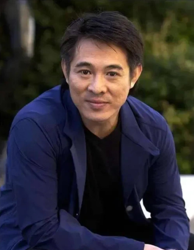 记者问李连杰：“你加入了新加坡国籍，却说要为中国人做慈善，难道不虚伪吗？”

李