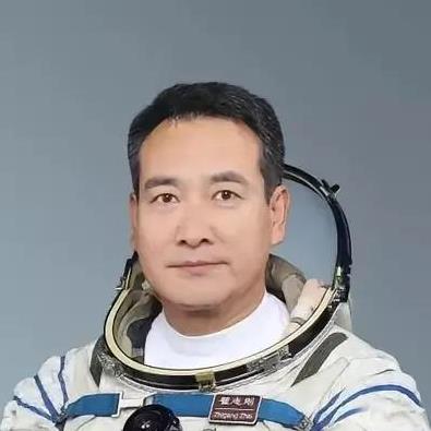 2008年，神州7号执飞的航天员翟志刚，在进行太空行走任务时，未经允许擅自更改了