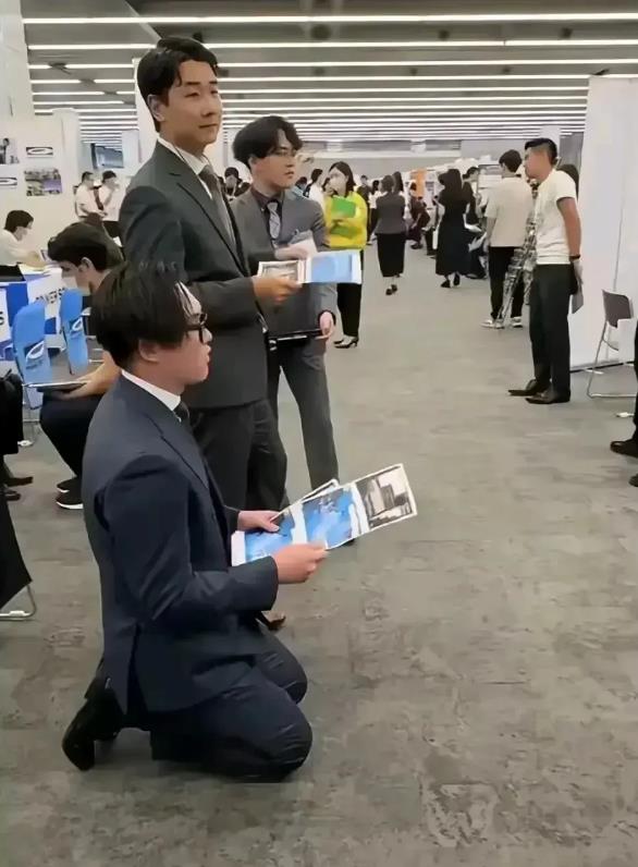 日本已经成为亚洲第一个跳出内卷

最近的日本企业招工真是让人大跌眼镜，居然跪着招
