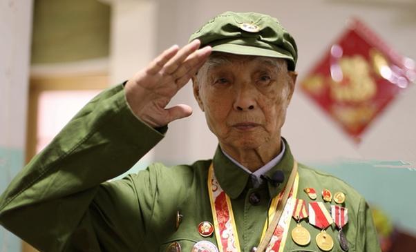 战场上能一直活下去的老兵真的只是运气好吗？
运气确实占很大一部分，但也不是全靠运