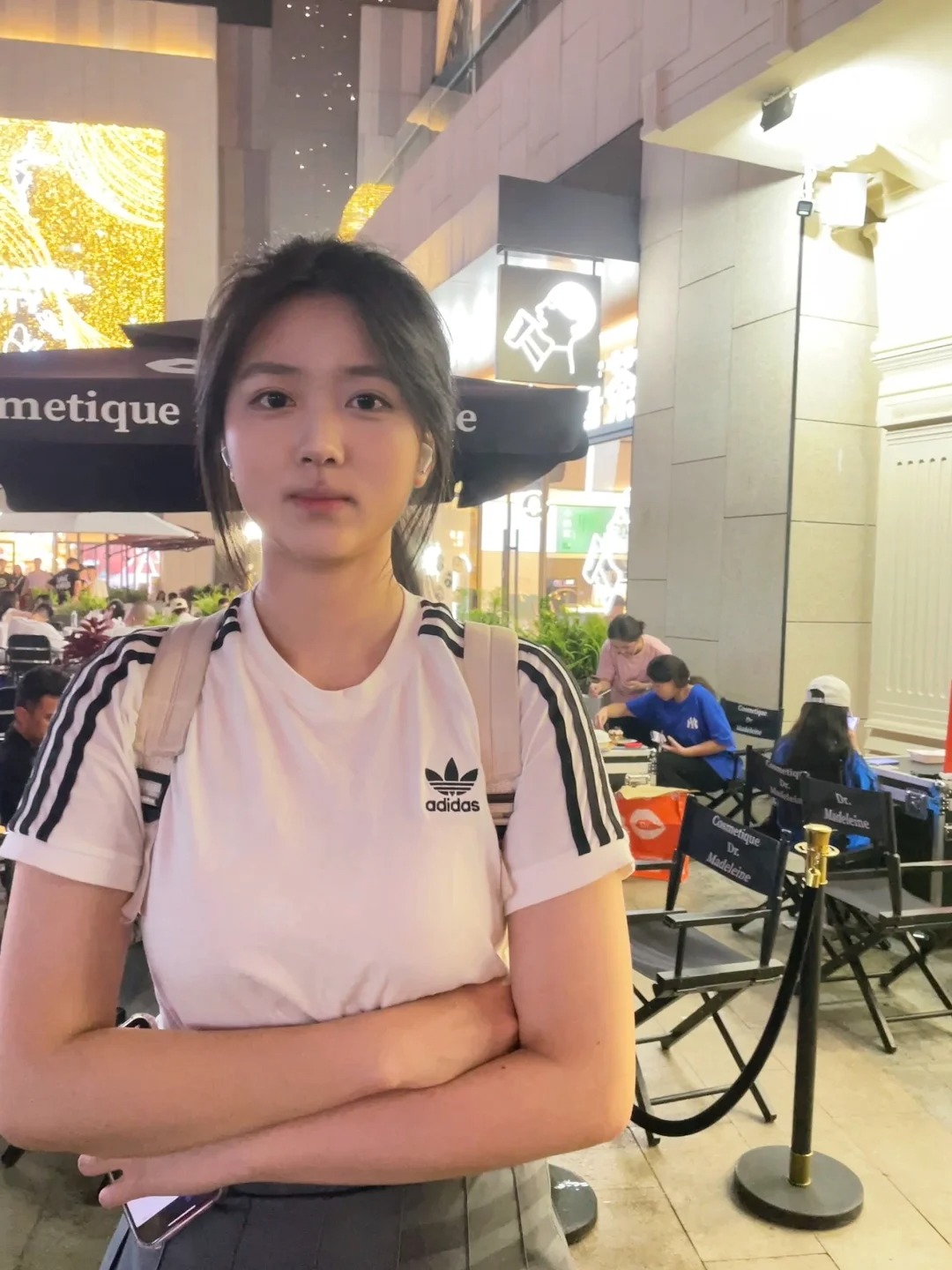 陪大娃逛街
下午陪小娃，晚上陪大娃，一天步数上万。