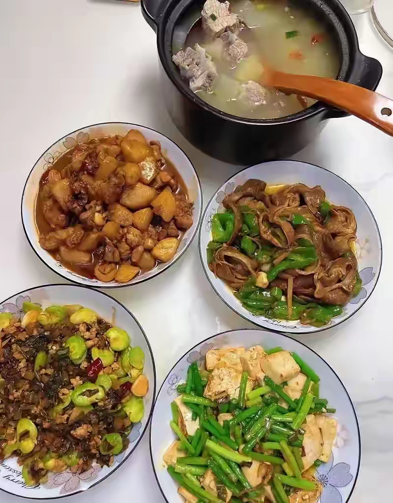 我发现老公一点眼色都没有！回我妈家，弟媳做了一桌子菜，有冬瓜炖排骨，土豆炖鸡块，