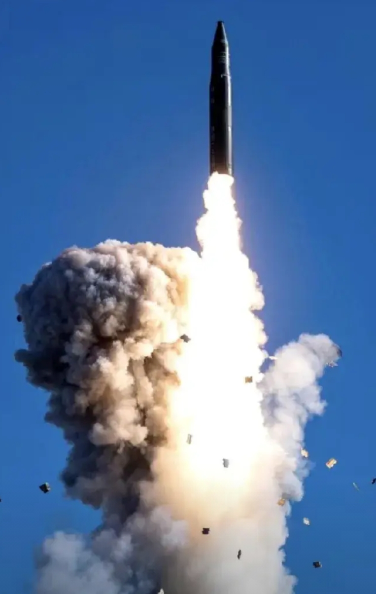 以色列会不会率先往伊朗扔核弹？

1、肯定会，犹太人为了保命什么都做得出来，它绝