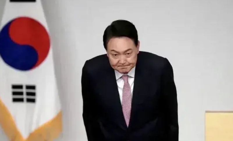 尹熙悦就戒严令公开向国民致歉！
尹熙悦本想着借此次机会将李在明、韩东勋等政治人物