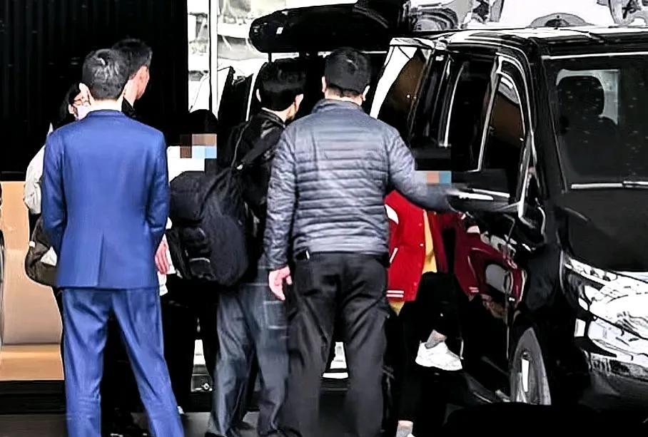 大S的骨灰由亲人护送回家，小玥玥和小霖霖跟在大人身边，快速乘车离开机场！大S的离