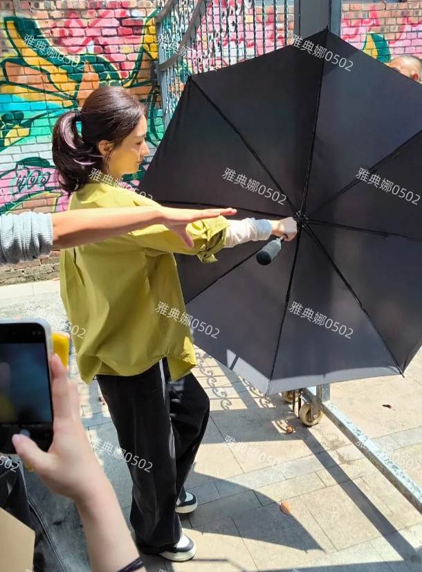 四川美院见到赵丽颖，她本人没有电视里高，瘦瘦小小的很年轻，跟剧里的大女主形象反差