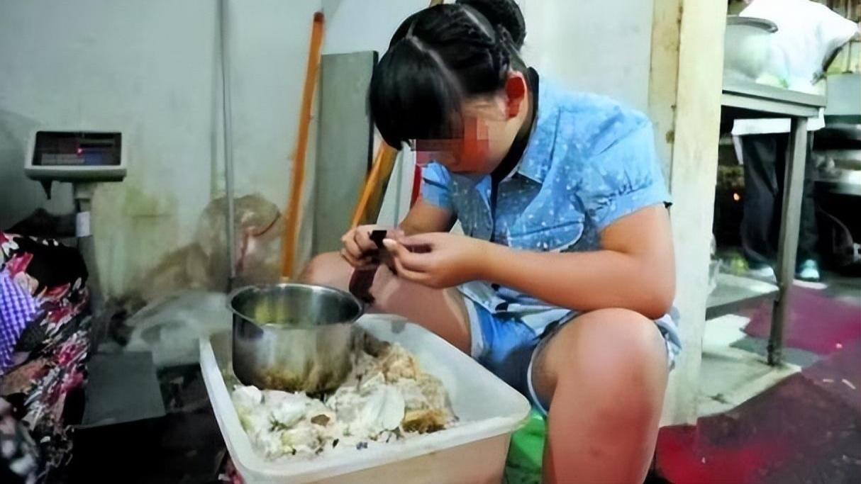 江苏女老板抄铁棍暴打闺女 , 警察问她理由：30岁还没嫁人 , 混得稀撇