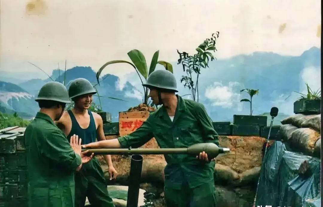 这张老照片拍摄于1985年的云南老山前线阵地。

82迫击炮，以其高效、稳定、易