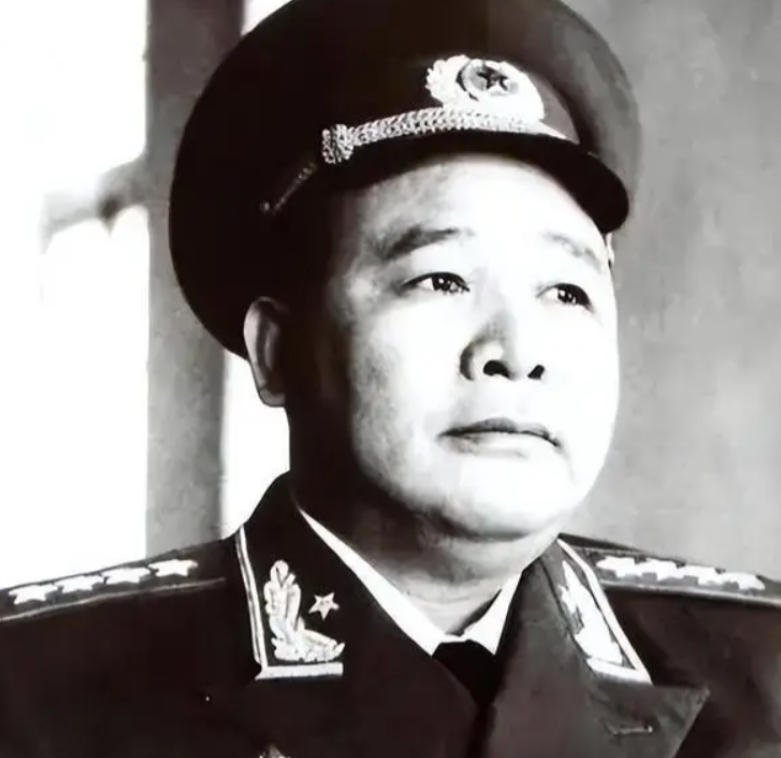 徐海东走进餐馆小心翼翼地落座，随后略显紧张地向秘书示意点菜，谁知，秘书显得有些不