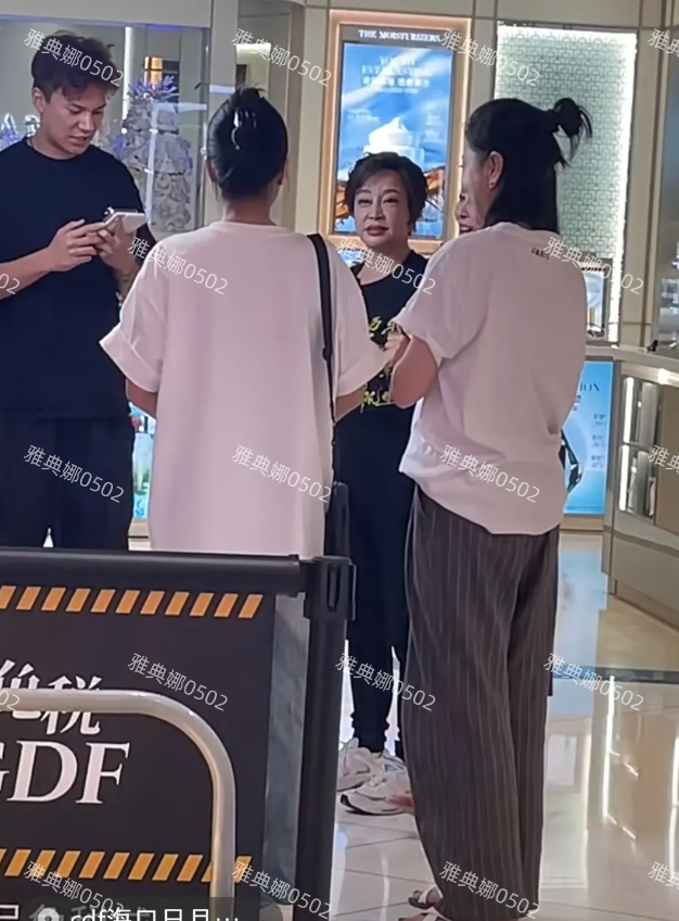 广场偶遇刘晓庆，她在直播跟她一起的女演员名字叫不出来但认出她是《知否》里的康姨妈