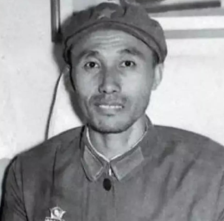 上世纪60年代的一天晚上，林防长准备休息，警卫员小屈送来安眠药。林防长刚放进嘴中
